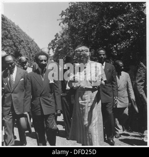 Eleanor Roosevelt und Kaiser Haile Selassie von Äthiopien treffen sich 1954 im Hyde Park, New York, ein bedeutendes diplomatisches Treffen zwischen zwei Weltführern. Stockfoto