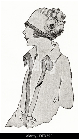 Flapper-Mode der 1920er Jahre. Cloche Hut dunkel blau Stroh mit Ripsband und einem schwulen Cluster von Matt rosa Rosen, Designer unbekannt. Original Vintage Illustration aus einer Frauen Mode-Magazin ca. 1924 Stockfoto