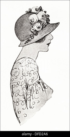 Flapper-Mode der 1920er Jahre. Hut mit Krone rosa-lila-Crêpe und Stroh Krempe getrimmt mit rosa Rosen, Designer unbekannt. Original Vintage Illustration aus einer Frauen Mode-Magazin ca. 1924 Stockfoto