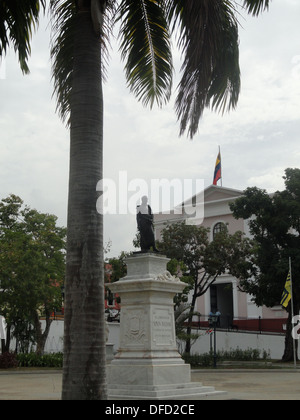 Eine Statue von Simon Bolivar steht auf einem Platz im historischen Zentrum von Ciudad Bolivar, Venezuela Stockfoto