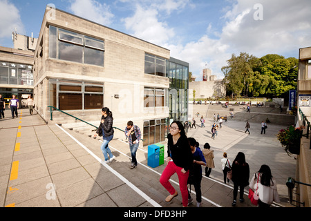 Studenten auf dem Campus, University of East Anglia, UEA, Norwich, Norfolk, England UK Stockfoto