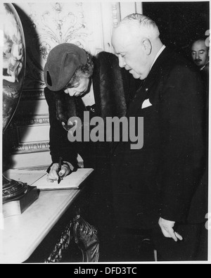 Das Bild zeigt Eleanor Roosevelt in Lannoy, Frankreich, während ihrer Reisen, die zu ihrer Rolle in der internationalen Diplomatie und humanitären Bemühungen beitrug. Stockfoto