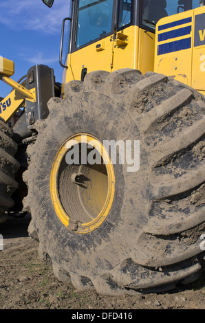 Nahaufnahme des gelben Bulldozer Rad gegen blauen Himmel Stockfoto