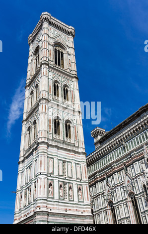 Campanile von Giotto ist eine frei stehende Glockenturm in der Nähe von Kathedrale von Florenz auf der Piazza del Duomo in Florenz, Italien. Stockfoto