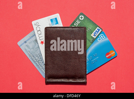 4 Kreditkarten aufgefächert aus Leder Brieftasche. Stockfoto