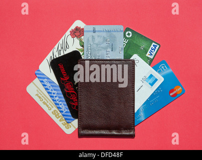 8 Kreditkarten aufgefächert aus Leder Brieftasche. Stockfoto