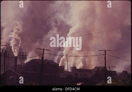 EMISSION VON UNION CARBIDE FERRO LEGIERUNG PFLANZE VERDUNKELT DEN HIMMEL IN LEGIERUNG, WV 550981 Stockfoto