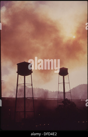 EMISSION VON UNION CARBIDE FERRO LEGIERUNG PFLANZE VERDUNKELT DEN HIMMEL BEI LEGIERUNG WV 550985 Stockfoto