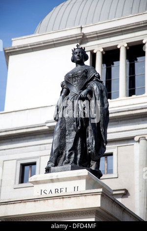 Statue der Königin Isabel an der Oper in Madrid Spanien España She Kommission den Bau des Opernhauses Stockfoto