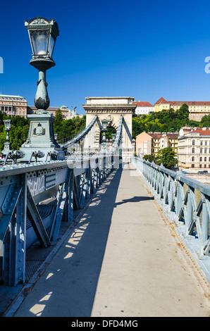 Kettenbrücke und Szechenyi Lánchíd, war die erste permanente Stein-Brücke in Budapest, Ungarn, über Donau Stockfoto