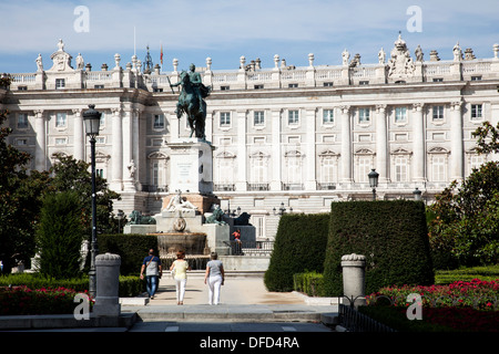 Statue von Felipe IV und der königliche Palast, Palacio Real de Madrid Stockfoto