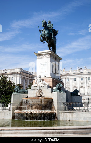 Statue von Felipe IV (alte König von Spanien mit Königspalast hinter. Stockfoto