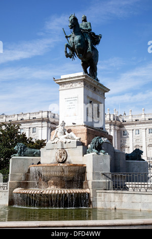 Platz zu orientieren. Statue von Felipe IV (alte König von Spanien mit Königspalast hinter. Stockfoto