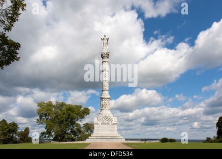 Dieses Denkmal erinnert an den amerikanischen und französischen Sieg in der Schlacht von Yorktown. Oben befindet sich eine Statue von Lady Liberty. Stockfoto