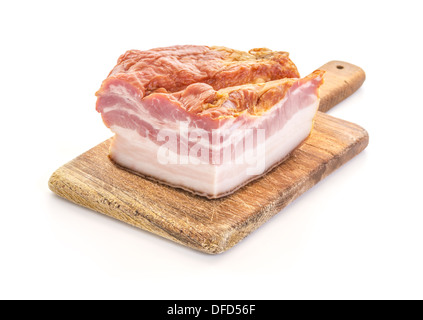 Geräucherter Speck auf alten hölzernen Schneidebrett über weiß Stockfoto