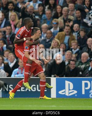 Manchester, UK. 2. Oktober 2013. 02 10 2013 Fußball-Champions-League-Saison 2013 2014 Kampf gegen Manchester City FC Bayern München 02 10 2013 David Alaba und Franck Ribery V l beide FC Bayern München jubeln nach dem 0-1 Credit: Action Plus Sport Bilder/Alamy Live News Stockfoto