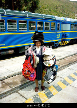 Eine lokale Quechua-Dame Verkauf Hüte an Touristen in Machu Picchu in Peru Rail Bahnhof in Ollantaytambo, Cuzco, Peru Stockfoto