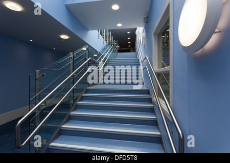 Breite innen Treppe und Handlauf in der Schule Stockfoto