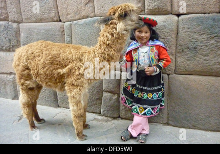 Ein Mädchen und Lama auf den Straßen von Cusco, Peru Stockfoto