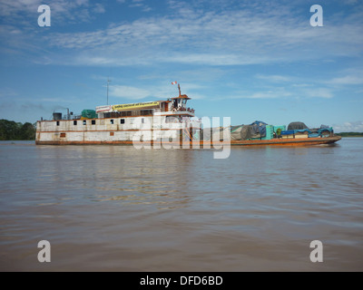 Eine Fracht/Passagierschiff Segel entlang des Amazonas-Flusses in der Nähe von Iquitos, Peru Stockfoto