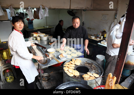 Kleine Seitenstraße Restaurant in Shanghai, China Stockfoto