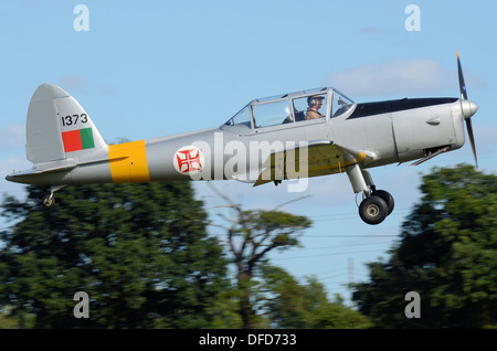 Ein de Havilland Canada Chipmunk-Trainer startet von einem Grasstreifen auf dem Land. Dieser Chipmunk ist in portugiesischen Air Force Farben gehalten Stockfoto