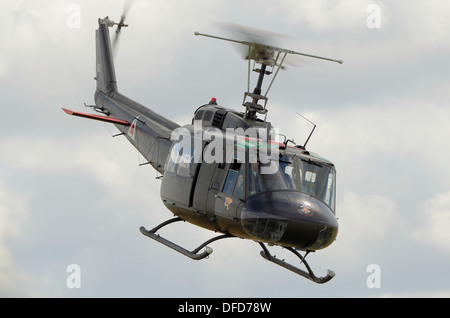 Eine Bell UH-1 "Huey' Helikopter bei einer Anzeige. Die 'Huey' ist das Image der Vietnam Krieg. Dieser beibehaltene beispielsweise im US Vietnam ära Farben wiederhergestellt Stockfoto