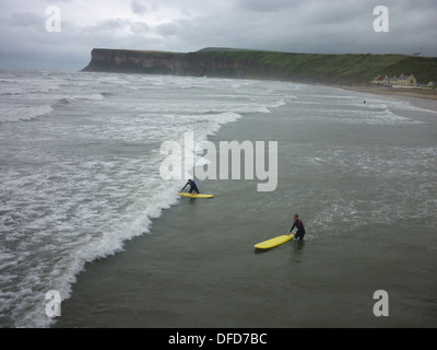 Surfer in der Nordsee, im Saltburn am Meer, North Yorkshire Stockfoto