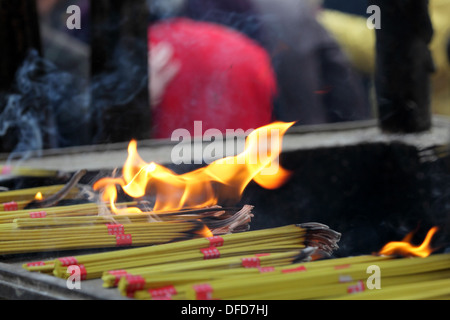 Räucherstäbchen im buddhistischen Tempel in Shanghai, China Stockfoto