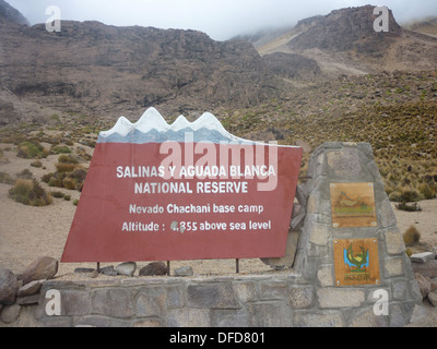 Ein Schild am Eingang zu den Salinas y Aguada Blanca National Reserve in der Nähe von Arequipa, Peru Stockfoto