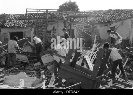 Erdbeben Schaden Managua Nicaragua 1972. Nach einem Erdbeben durch die Überreste von Geschäften und Häusern zu sortieren. HOMER SYKES aus den 1970er Jahren Stockfoto