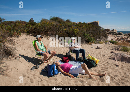 Im Spätsommer entspannen Sie sich drei Frauen im Hammonasset Beach State Park, Madison Connecticut. Stockfoto