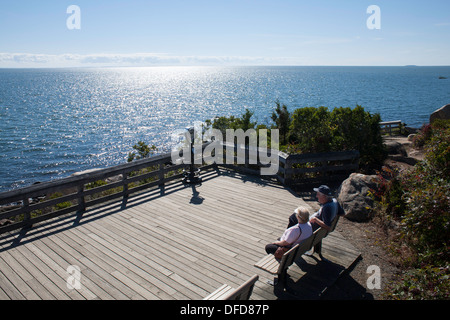 Senioren auf Aussichtsdeck im Hammonasset Beach State Park, Madison Connecticut mit Blick auf Long Island Sound Zeitpunkt Meigs. Stockfoto