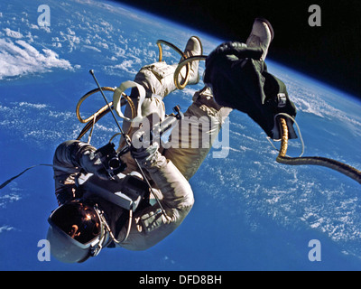 Astronaut Ed White durchgeführt den ersten amerikanischen Weltraumspaziergang während der Mission Gemini 4 am 3. Juni 1965. Stockfoto