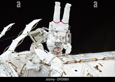 Der Mission STS-131 ersten Weltraumspaziergang, Astronauten Rick Mastracchio Stockfoto