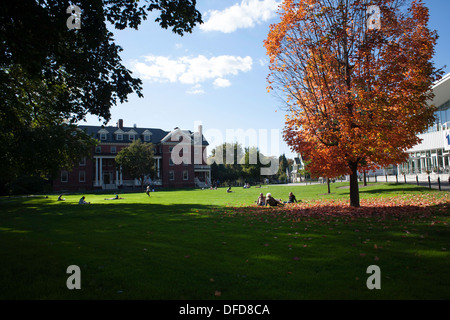 Campus Center auf rechten und Chapin Haus links auf das Viereck auf Campus des Smith College in Northampton, Massachusetts. Stockfoto