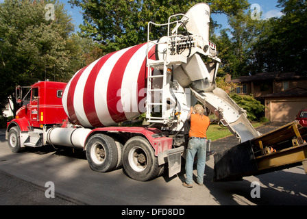 Straßenarbeiten im Wohngebiet. Stockfoto