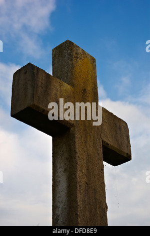 Friedhof Kreuz gegen blauen Himmel abgewinkelt Ansicht Stockfoto