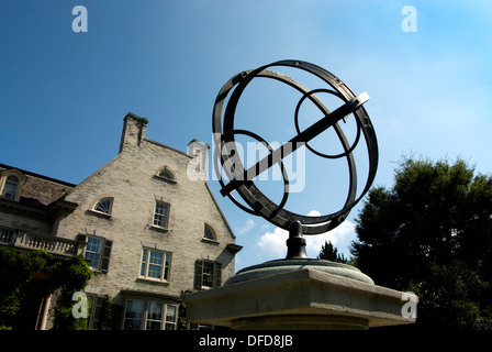 Armillary Bereichen Globus im Garten, George Eastman House of Photography. Stockfoto