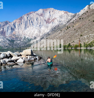 Kajaker paddelt in Convict Lake in der östlichen Sierra in Nordkalifornien Stockfoto