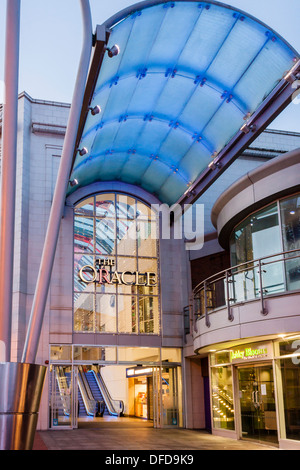 Eingang zum UK Shopping Centre, am frühen Morgen öffnen. Stockfoto