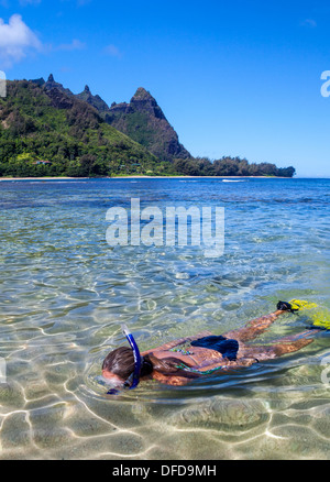 Schnorchler am Tunnel Beach auf Kauai mit Mt. Makana genannt Bali Hai, in der Ferne Stockfoto