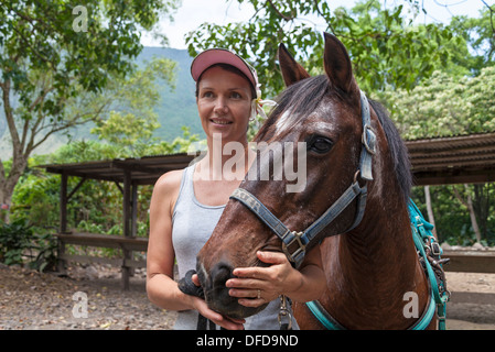 Besitzer des Naalapa Ställe im Waipio Valley, bietet Ausritte Stockfoto