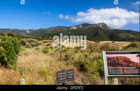 Schilder weisen darauf hin Boney-Berg und der Weg zum Satwiwa Native American Indian Naturgebiet bei Rancho Sierra Vista/Satwiwa Stockfoto