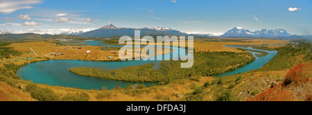 Panorama Blick auf den Rio Serrano Bereich des Nationalparks Torres del Paine, Chile. Stockfoto