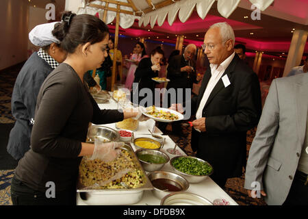 London, UK. 2. Oktober 2013. Mitglieder und Gäste bei der offiziellen Auftaktveranstaltung für Diwali auf Platz 2013. Bildnachweis: Elsie Kibue / Alamy Live News Stockfoto