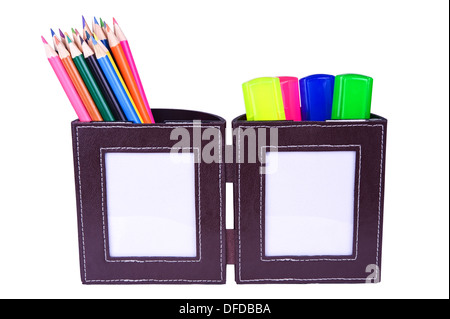 Verschiedenen Farbstiften und Markern in einer Tasse isoliert auf weißem Hintergrund Stockfoto