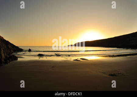 Ein Sonnenuntergang an der irischen See, gesehen vom Strand von St Davids Kopf in Pembrokeshire, Wales. Mai. Stockfoto