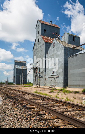 Alte verlassene Getreidesilos in Knox, North Dakota, USA. Stockfoto