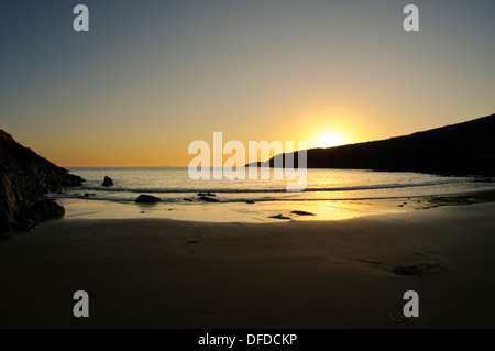 Ein Sonnenuntergang an der irischen See, gesehen vom Strand von St Davids Kopf in Pembrokeshire, Wales. Mai. Stockfoto